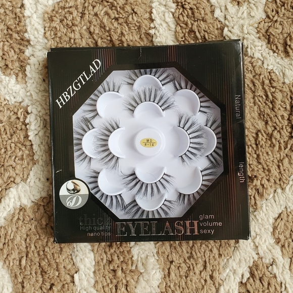 SOLD Natural false eyelashes - Picture 3 of 3